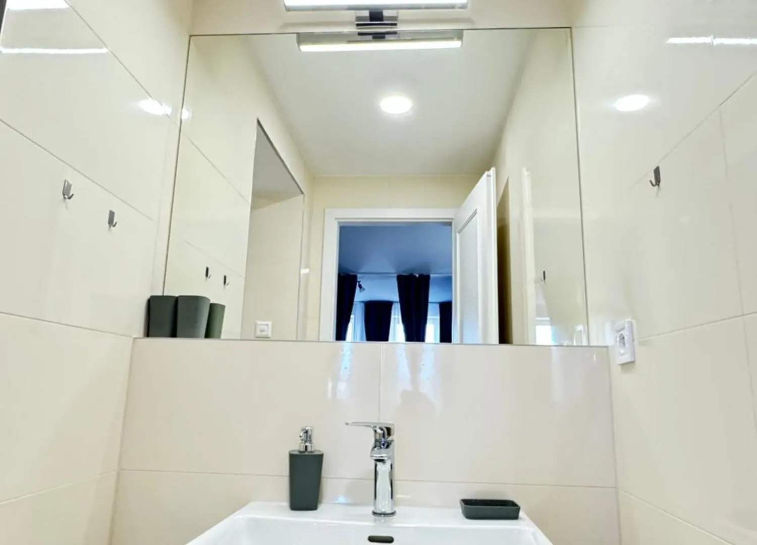 New Modern-Style Apartment With Balcony In The Prague 2