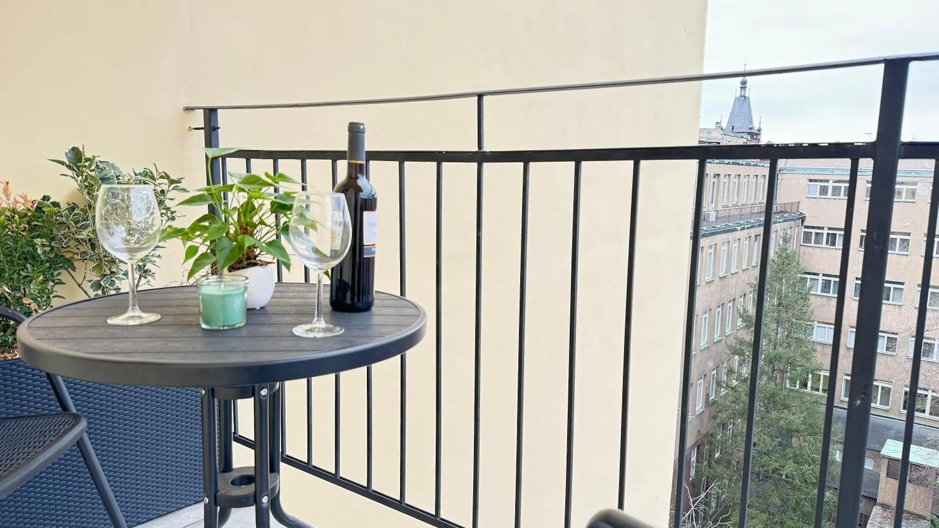 New Modern-Style Apartment With Balcony In The Prague 2 Tschechische Republik