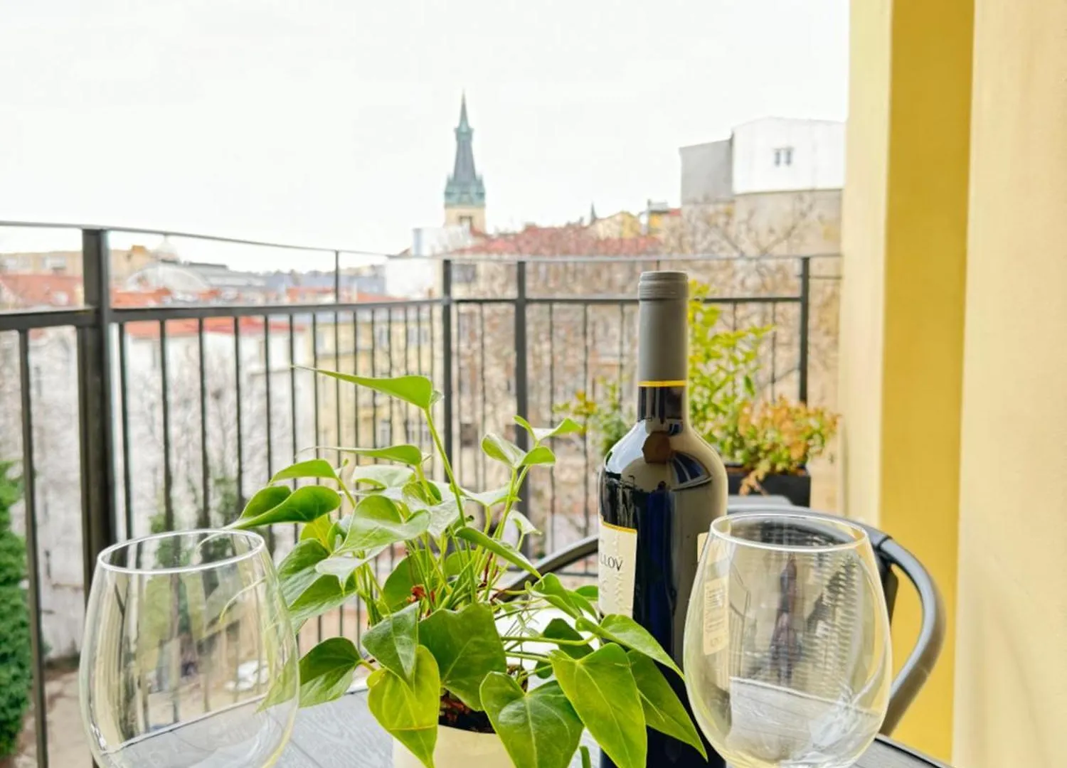 New Modern-Style Apartment With Balcony In The Prague 2 0*,  Tschechische Republik