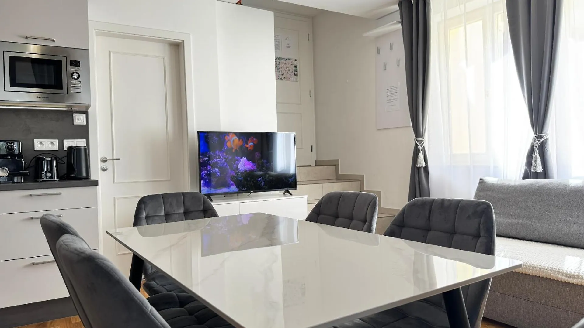 New Modern-Style Apartment With Balcony In The Prague 2 Tschechische Republik