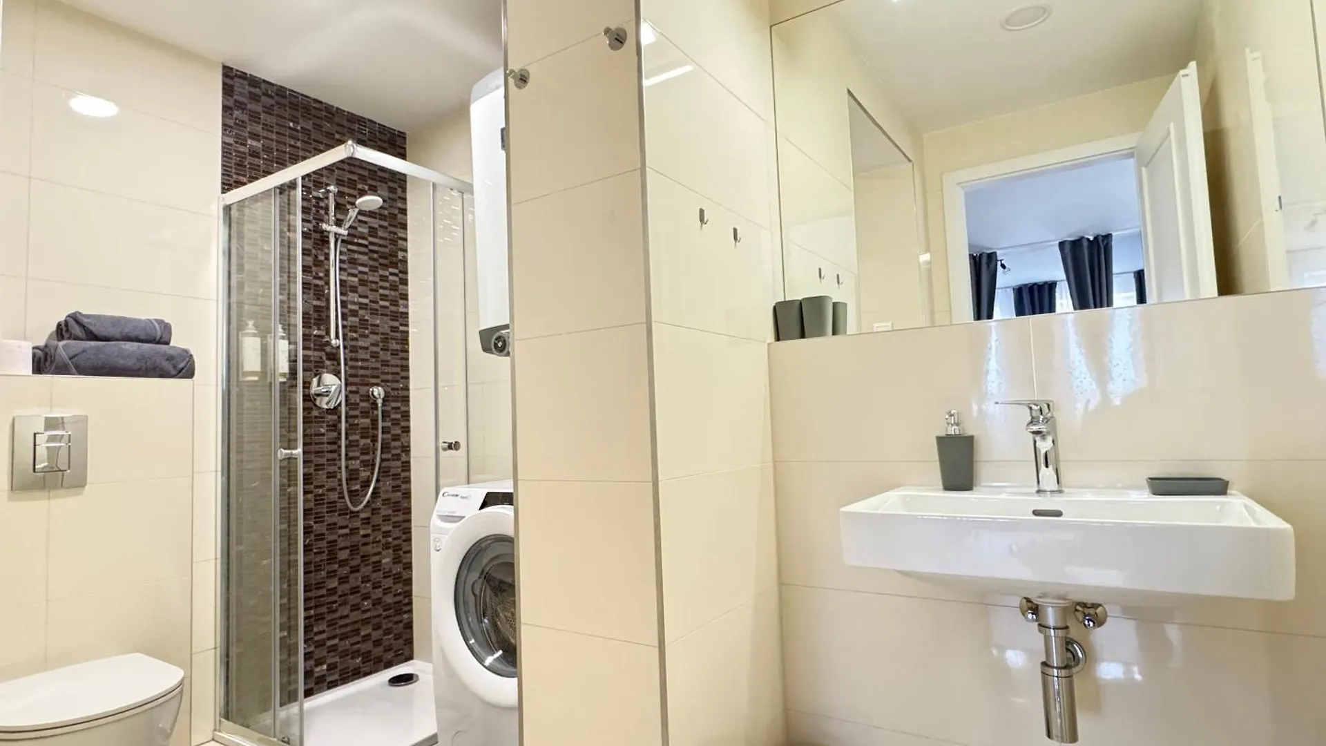 New Modern-Style Apartment With Balcony In The Prague 2 Τσεχία