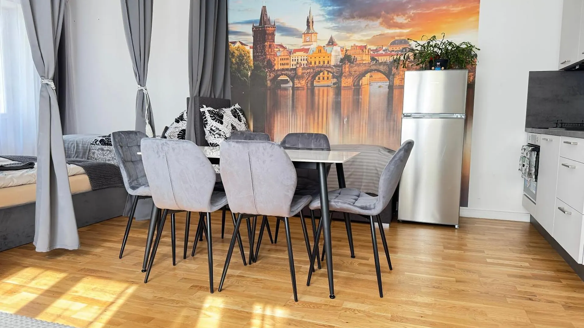 New Modern-Style Apartment With Balcony In The Prague 2 Τσεχία